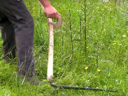 Faucher avec une faux