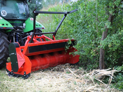 (c) Tehnos Landmaschinen Débroussaillement avec le broyeur forestier